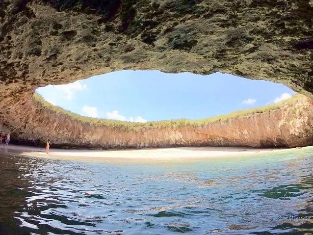Blick auf den Sandstrand und den Himmel durch die Öffnung des Hidden Beach