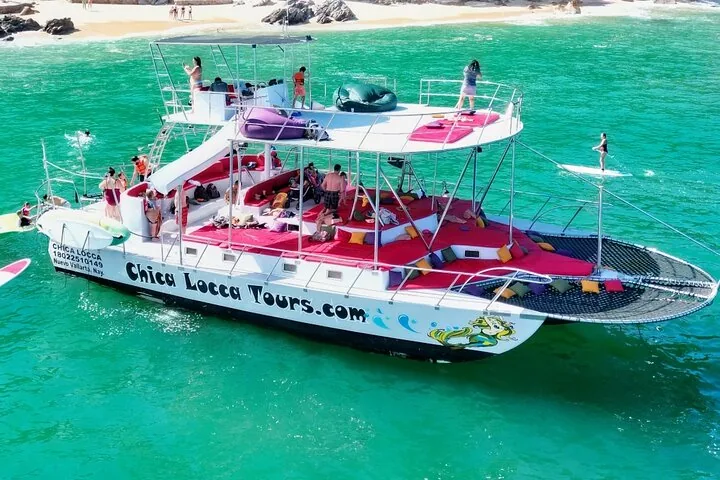 Ein großes Doppeldeckerboot namens Chica Locca Tours schwimmt auf dem Wasser